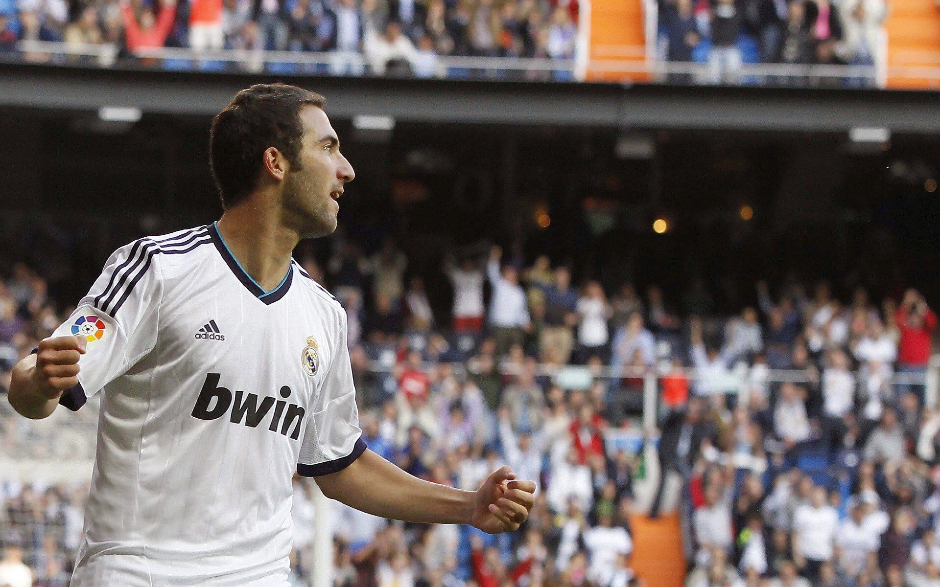 踢足球记：校园比赛精彩纷呈，校园足球比赛写一篇日记